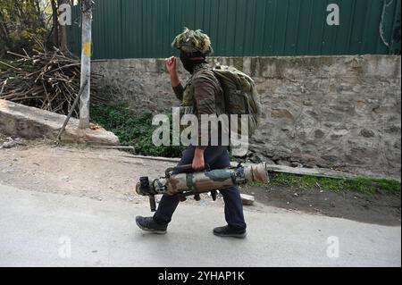 Srinagar, India. 10 novembre 2024. SRINAGAR, INDIA - 10 NOVEMBRE: Army para commandos si spostano verso il sito di incontro nell'area di Nishat, il 10 novembre 2024 a Srinagar, India. Un'operazione congiunta di polizia e forze di sicurezza lanciata nella foresta di Zabarwan, Srinagar, basata su informazioni specifiche sulla presenza di terroristi. Durante l'operazione si verificò uno scambio di fuoco. (Foto di Waseem Andrabi /Hindustan Times/Sipa USA ) credito: SIPA USA/Alamy Live News Foto Stock