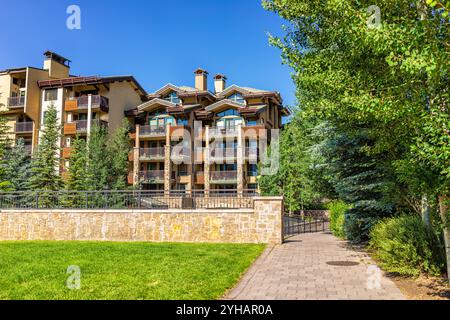 Vail, località sciistica del Colorado, villaggio estivo di Lionshead con condomini, architettura alberghiera Foto Stock