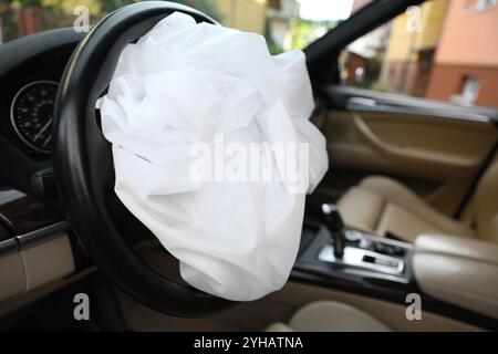 Airbag aperto in automobile, primo piano. Attrezzature di sicurezza per auto Foto Stock