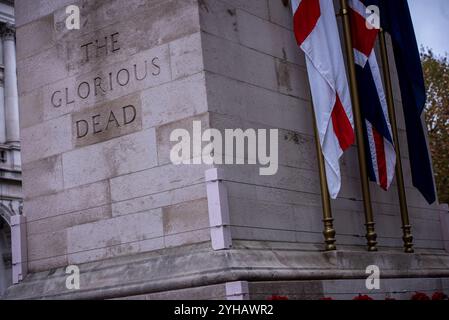 Londra, Regno Unito. 10 novembre 2024. Il cenotafio che recita "The Glorious Dead" mostra bandiere su Whitehall durante la Remembrance Day Cenotaph Parade 2024. Domenica 10 novembre, il servizio Nazionale della memoria si è tenuto al Cenotaph di Whitehall, Londra. A partire dalle 11:00, il servizio commemorava il contributo dei militari e civili britannici e del Commonwealth e delle donne coinvolte nelle due guerre mondiali e nei successivi conflitti. (Foto di Loredana Sangiuliano/SOPA Images/Sipa USA) credito: SIPA USA/Alamy Live News Foto Stock