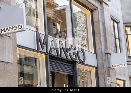 Londra, Regno Unito - 19 settembre 2024: Logo del marchio MANGO e Fashion Storefront. Foto Stock