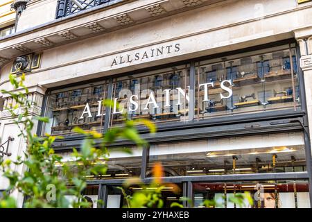 Londra, Regno Unito - 19 settembre 2024: Elegante negozio di moda ALLSAINTS in ambiente urbano Retail Exterior. Foto Stock