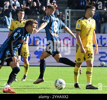 Bergamo, Italia. 10 novembre 2024. Mario Pasalic (C) di Atalanta celebra il suo gol durante una partita di serie A tra Atalanta e Udinese a Bergamo, in Italia, 10 novembre 2024. Crediti: Alberto Lingria/Xinhua/Alamy Live News Foto Stock