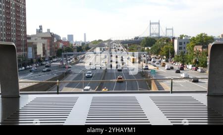 Triborough Bridge ad Astoria, Robert F. Kennedy Bridge, New York City. Traffico in auto su strada, autostrada a più corsie dalla stazione della metropolitana sopraelevata nel Queens vicino a Ditmars Steinway, New York, Stati Uniti. Foto Stock