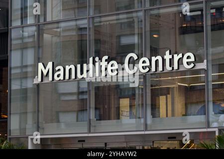 Toronto, ON, Canada - 13 agosto 2024: Vedi l'insegna del centro di Manulife nel centro di Toronto. Foto Stock