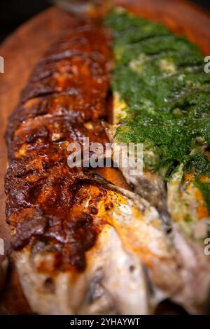 Pesce alla griglia rosso e verde (Pescado à la talla in spagnolo) presso il ristorante Contramar di città del Messico, Stato del Messico, Messico giovedì 17 ottobre 2024. Il pescado a la talla della chef Gabriela Cámara è un pesce intero a farfalla con salsa rossa di cile su un lato e salsa verde di prezzemolo sull'altro lato. È stato un successo sin dall'apertura del ristorante nel 1998. È diventato uno dei piatti più replicati nei ristoranti di tutto il mondo, apparendo ovunque da Dallas a Cincinnati fino alla Grecia. (Foto di Bénédicte Desrus/Sipa USA) Foto Stock