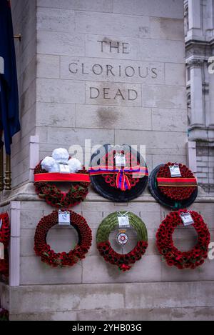 Londra, Regno Unito. 10 novembre 2024. Corone ornate sono esposte al cenotafio di Whitehall durante la Remembrance Day Cenotaph Parade 2024. Domenica 10 novembre, il servizio Nazionale della memoria si è tenuto al Cenotaph di Whitehall, Londra. A partire dalle 11:00, il servizio commemorava il contributo dei militari e civili britannici e del Commonwealth e delle donne coinvolte nelle due guerre mondiali e nei successivi conflitti. Credito: SOPA Images Limited/Alamy Live News Foto Stock