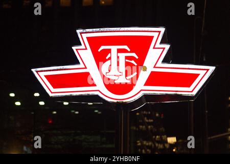 Toronto, ONTARIO, Canada – 17 dicembre 2022: Il segno della compagnia di trasporti Toronto Transit Commission nel centro di Toronto Foto Stock