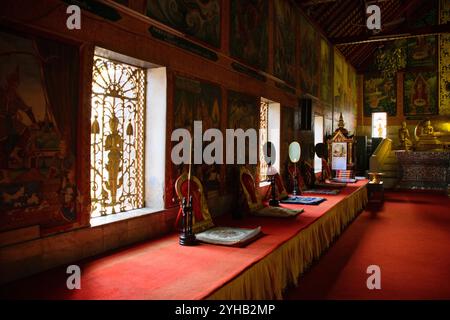 Posti in preghiera per i monaci buddisti al tempio Wat Mung Muang a Chiang Rai Foto Stock