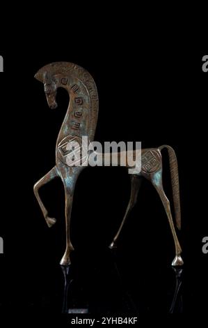 Scultura in bronzo del cavallo etrusco su sfondo nero. Cavallo in miniatura. Foto Stock