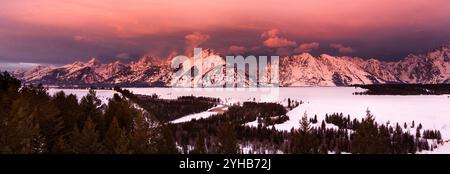 Le Teton Mountains, illuminate dal suggestivo alpenglow sul fiume Snake, si snodano a sud attraverso Jackson Hole. Grand Teton National Park, Wyoming Foto Stock