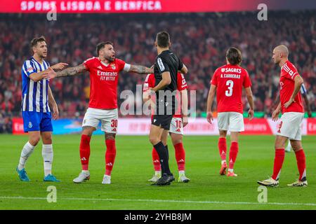 Lisboa, Portogallo. 10 novembre 2024. Estadio da Luz, Primeira Liga 2024/2025, FC Porto contro Sporting; Nicolas Otamendi di SL Benfica si lamentano con l'arbitro Joao Pinheiro, durante una partita tra SL Benfica e FC Porto per la Primeira Liga 2024/2025 all'Estadio da Luz di Lisboa il 10 novembre 2024. Foto: Roberto Zacarias/DiaEsportivo/Alamy Live News crediti: DiaEsportivo/Alamy Live News Foto Stock