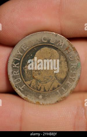 Gaziantep, Turchia. 19 agosto 2022. Le monete in valuta turca non sono più in circolazione. La moneta da 50 Bin Lira cessò di essere valida nel 2000, con la moneta da 1 Lira che terminò nel 2005. La moneta da 1 Kurus ha smesso di avere corso legale nel 2013 Foto Stock
