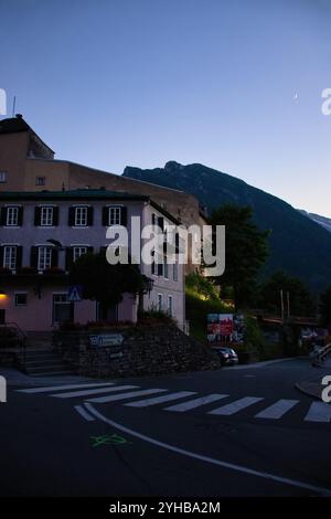 Golling an der Salzach, Austria - 14 giugno 2021: Strada con passeggiata a Golling an der Salzach in una serata estiva. Foto Stock