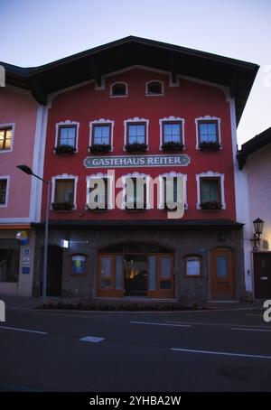 Golling an der Salzach, Austria - 14 giugno 2021: Edificio rosso, guest House Reiter, in una strada a Golling e der Salzach, Austria. Foto Stock