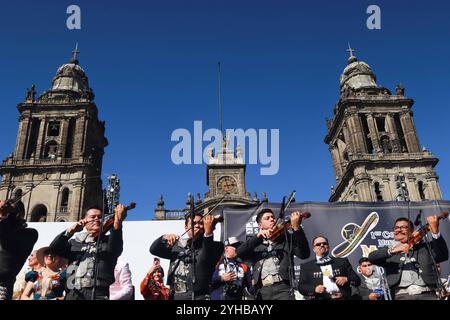 Nuovo Guinness World record per Mariachis Singing Cielito Lindo centinaia di mariachi che partecipano al Mariachi World record come parte della chiusura del primo Congresso Mondiale Mariachi. 1.122 Mariachis rompono il Guinness World record eseguendo la popolare canzone messicana Cielito Lindo allo stesso tempo nella piazza principale di Zocalo. Il 10 novembre 2024 a città del Messico, Messico. Città del Messico CDMX Messico Copyright: XCarlosxSantiagox Foto Stock