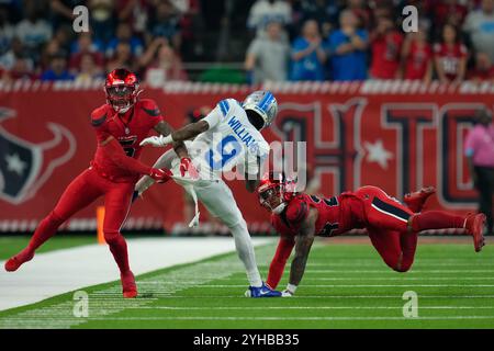 Houston, Texas, Stati Uniti. 10 novembre 2024. La safety degli Houston Texans Jalen Pitre (5) e il cornerback Derek Stingley Jr. (24) affrontarono il wide receiver dei Detroit Lions Jameson Williams (9) dopo una presa durante una gara NFL tra i Texans e i Lions il 10 novembre 2024 a Houston, Texas. I Lions vinsero, 26-23, con un Field goal walk-off. (Credit Image: © Scott Coleman/ZUMA Press Wire) SOLO PER USO EDITORIALE! Non per USO commerciale! Crediti: ZUMA Press, Inc./Alamy Live News Foto Stock