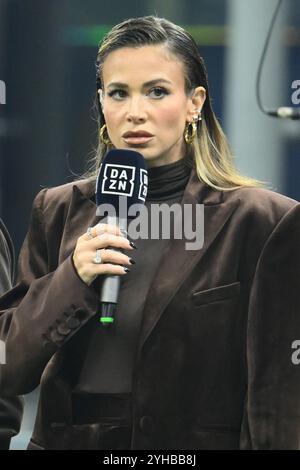 Diletta Leotta commentatrice DAZN durante la serie A Enilive tra FC Internazionale e SSC Napoli allo Stadio Giuseppe Meazza Foto Stock