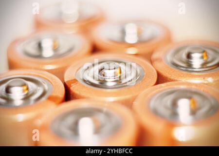 Primo piano delle estremità positive delle batterie scariche di diversi formati e dimensioni, messa a fuoco selettiva. Batteria usata per il riciclaggio. Rifiuti pericolosi conce Foto Stock