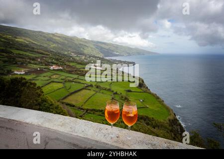 Due bicchieri di Aperol Spritz godono di vista sull'oceano Foto Stock