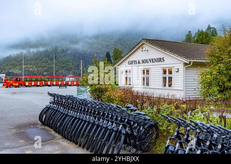 Noleggio biciclette nel villaggio norvegese di Flam accanto al negozio di souvenir e articoli da regalo, Norvegia occidentale, Europa, 2024 Foto Stock