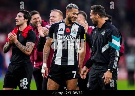 NOTTINGHAM, INGHILTERRA - 10 NOVEMBRE: Joelinton del Newcastle United FC interagisce con l'assistente allenatore del Newcastle United FC Jason Tindall dopo la partita di Premier League tra Nottingham Forest FC e Newcastle United FC al City Ground il 10 novembre 2024 a Nottingham, Inghilterra. (Foto di René Nijhuis/MB Media) Foto Stock