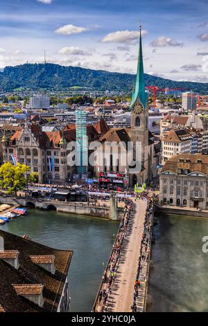 Zurigo, Svizzera - 29 settembre 2024 - Centro storico dall'alto, la città Vecchia con la Chiesa Fraumunster e il ponte Munsterbrucke Foto Stock