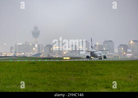SCHIPHOL - due aerei della compagnia aerea israeliana ELAL sono atterrati all'aeroporto di Schiphol. I due aerei sono stati inviati dal presidente israeliano Netanyahu dopo una notte di violenti incidenti ad Amsterdam che circondano la partita di calcio tra Ajax e Maccabi Tel Aviv. ANP / Hollandse Hoogte / VLN Nieuws netherlands Out - belgium Out Foto Stock