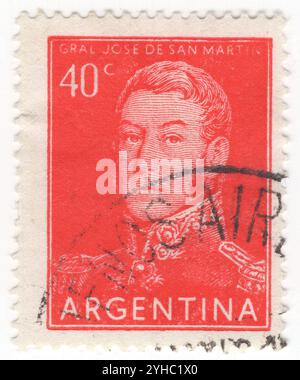 ARGENTINA - 1956 agosto 28: Francobollo rosso 40 centavo raffigurante il ritratto di José de San Martín (Jose Francisco de San Martín y Matorras), conosciuto come il Liberatore di Argentina, Cile e Perù. Generale argentino e leader principale delle parti centrali e meridionali della lotta per l'indipendenza dall'Impero spagnolo che servì come protettore del Perù. Nato a Yapeyú, Corrientes, nell'attuale Argentina, lasciò il Vicereame del Río de la Plata all'età di sette anni per studiare a Málaga, in Spagna Foto Stock