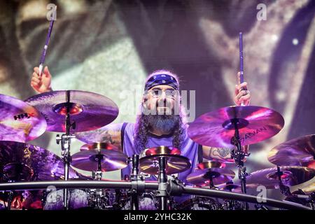 Oslo, Norvegia. 9 novembre 2024. La band progressive metal americana Dream Theater esegue un concerto dal vivo all'Oslo Spektrum di Oslo. Qui il batterista Mike Portnoy viene visto dal vivo sul palco. Foto Stock