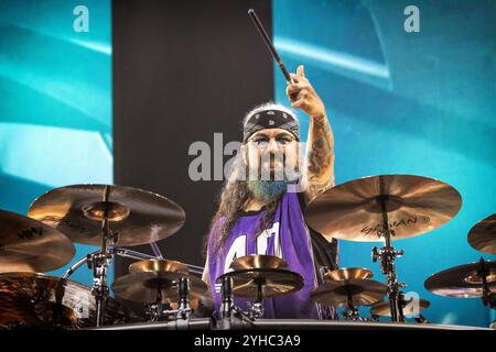 Oslo, Norvegia. 9 novembre 2024. La band progressive metal americana Dream Theater esegue un concerto dal vivo all'Oslo Spektrum di Oslo. Qui il batterista Mike Portnoy viene visto dal vivo sul palco. Foto Stock