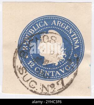 ARGENTINA - 1901 CIRCA: Un frammento di busta originale con bollo blu profondo 12 centavo prestampato raffigurante Liberty Head. Libertas è la dea romana, personificazione della libertà. Divenne una figura politicizzata nella tarda Repubblica, apparsa sulle monete che sostenevano la fazione populares, e più tardi quelle degli assassini di Giulio Cesare. Ciononostante, a volte appare sulle monete del periodo imperiale, come le monete "libertà del popolo" di Galba durante il suo breve regno dopo la morte di Nerone. Di solito è raffigurata con due accessori: La canna e il pelo morbido, che lei stessa ha Foto Stock