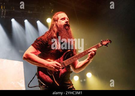 Oslo, Norvegia. 9 novembre 2024. La band progressive metal americana Dream Theater esegue un concerto dal vivo all'Oslo Spektrum di Oslo. Qui il chitarrista John Petrucci viene visto dal vivo sul palco. Foto Stock