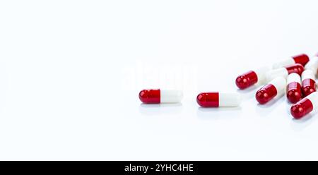 Pillole prescritte per rappresentare la proprietà intellettuale nell'industria farmaceutica, evidenziando la brevettabilità di nuovi farmaci e il delicato equilibrio tra Foto Stock