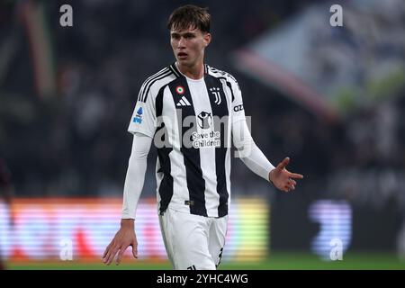 Nicolo Savona della Juventus FC guarda durante la partita di serie A tra Juventus FC e Torino FC allo stadio Allianz il 9 novembre 2024 a Torino. Foto Stock