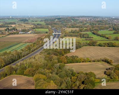 Il traffico percorre l'autostrada M53 a Poulton in autunno, Wirral, Inghilterra Foto Stock