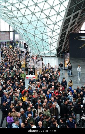 I visitatori fanno la fila per entrare a EICMA, la fiera motociclistica che si terrà a Rho Fiera Milano, in Italia, l'8 novembre 2024 Foto Stock