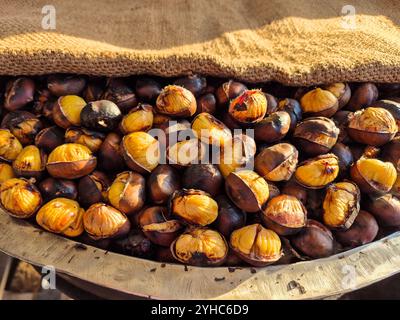 Italia, Inveruno, Antica Fiera di San Martino, Antica Fiera di San Martino, castagne arrostite Foto Stock