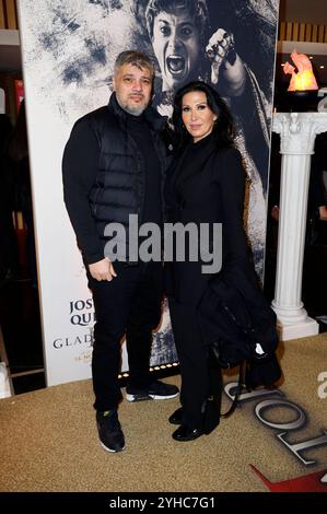 Imad Mardnli mit Ehefrau Samia Mardnli beim Screening des Kinofilms Gladiator II im Zoo Palast. Berlino, 10.11.2024 *** Imad Mardnli con la moglie Samia Mardnli alla proiezione del film Gladiator II allo Zoo Palast di Berlino, 10 11 2024 foto:XS.xGabschx/xFuturexImagex gladiator berlin 4135 Foto Stock
