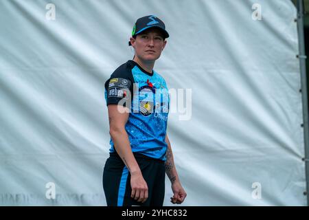 Adelaide, Australia. 11 novembre 2024. Adelaide, Australia, 11 novembre 2024: Megan Schutt (27 Adelaide Strikers) guarda durante la partita Weber Womens Big Bash League 10 tra Adelaide Strikers e Melbourne Renegades al Karen Rolton Oval di Adelaide, Australia (Noe Llamas/SPP) credito: SPP Sport Press Photo. /Alamy Live News Foto Stock