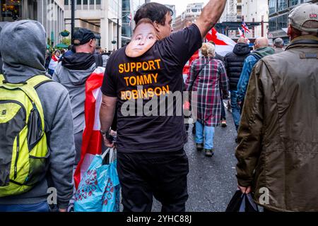 Un sostenitore di Tommy Robinson marcia lungo Victoria Street nel centro di Londra come parte di Un raduno "Unite the Kingdom", Londra, Regno Unito Foto Stock