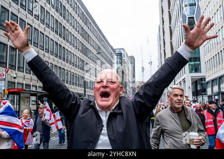 Migliaia di cittadini britannici marciano attraverso il centro di Londra in Un raduno "Unite the Kingdom" organizzato dall'attivista politico Tommy Robinson, Londra, Regno Unito Foto Stock