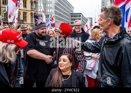 A Sikh Man si unisce a decine di migliaia di persone che marciano nel centro di Londra nel raduno "Unite the Kingdom" organizzato da Tommy Robinson, Londra, Regno Unito. Foto Stock