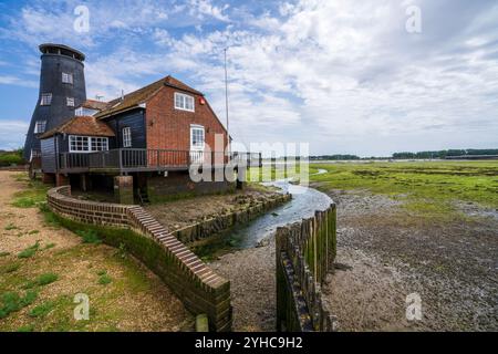 The Old Mill at Langstone Quay, Chichester Harbour on the Solent, Hampshire, Inghilterra, Regno Unito Foto Stock