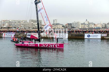 Tanguy le Turquais (Lazare) nel canale per l'inizio del Vendee Globe 2024 il 10 novembre 2024. A Les Sables d'Olonne, Francia. Foto Stock