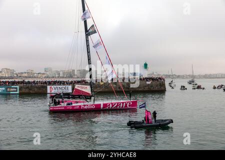 Tanguy le Turquais (Lazare) nel canale per l'inizio del Vendee Globe 2024 il 10 novembre 2024. A Les Sables d'Olonne, Francia. Foto Stock