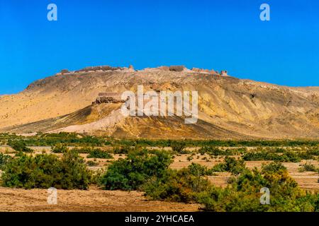 Vista di Ayaz-Kala, le rovine di uno dei castelli più grandi dell'antica Khorezm. Uzbekistan. Ayaz Kala si trova sul lato occidentale del Sultano-Uiz- Foto Stock