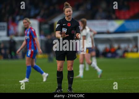 Londra, Regno Unito. 10 novembre 2024. Kirsty Dowle (arbitro) durante Crystal Palace vs Everton nella Women's Super League. Foto Stock