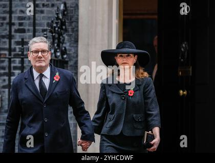 Downing Street, Londra, Regno Unito. 10 novembre 2024. Sir Keir Starmer, primo Ministro del Regno Unito, esce dal numero 10 con sua moglie Victoria. I politici, tra cui gli ex primi ministri, sono visti camminare per Downing Street sulla strada per partecipare alla cerimonia della domenica della memoria a Whitehall a Westminster. Crediti: Imageplotter/Alamy Live News Foto Stock