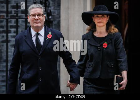 Downing Street, Londra, Regno Unito. 10 novembre 2024. Sir Keir Starmer, primo Ministro del Regno Unito, esce dal numero 10 con sua moglie Victoria. I politici, tra cui gli ex primi ministri, sono visti camminare per Downing Street sulla strada per partecipare alla cerimonia della domenica della memoria a Whitehall a Westminster. Crediti: Imageplotter/Alamy Live News Foto Stock